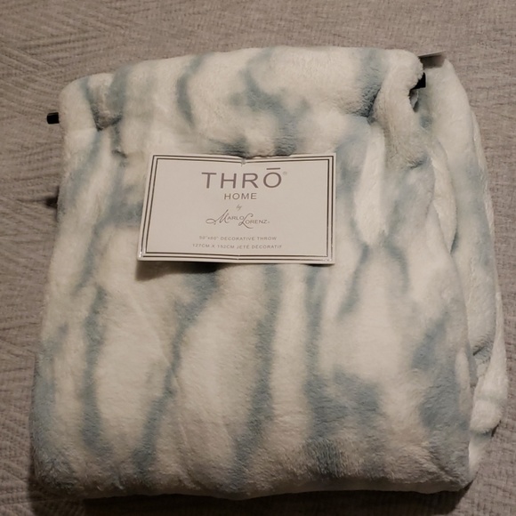 THRO Home by Marlo Lorenz Other - NWT - Super Plush Blue/White Marble Throw